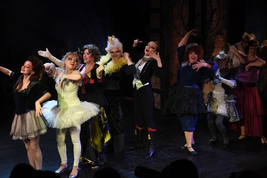 Sawdust and Tinsel show