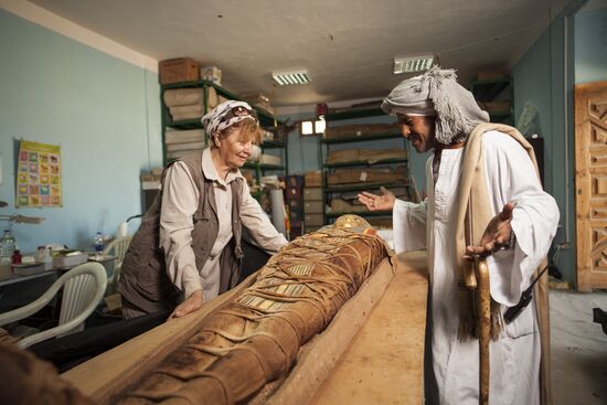 Expedition of Center of Egyptological Studies of Russian Academy of Sciences finds a mummy with golden mask in Fayum Oasis