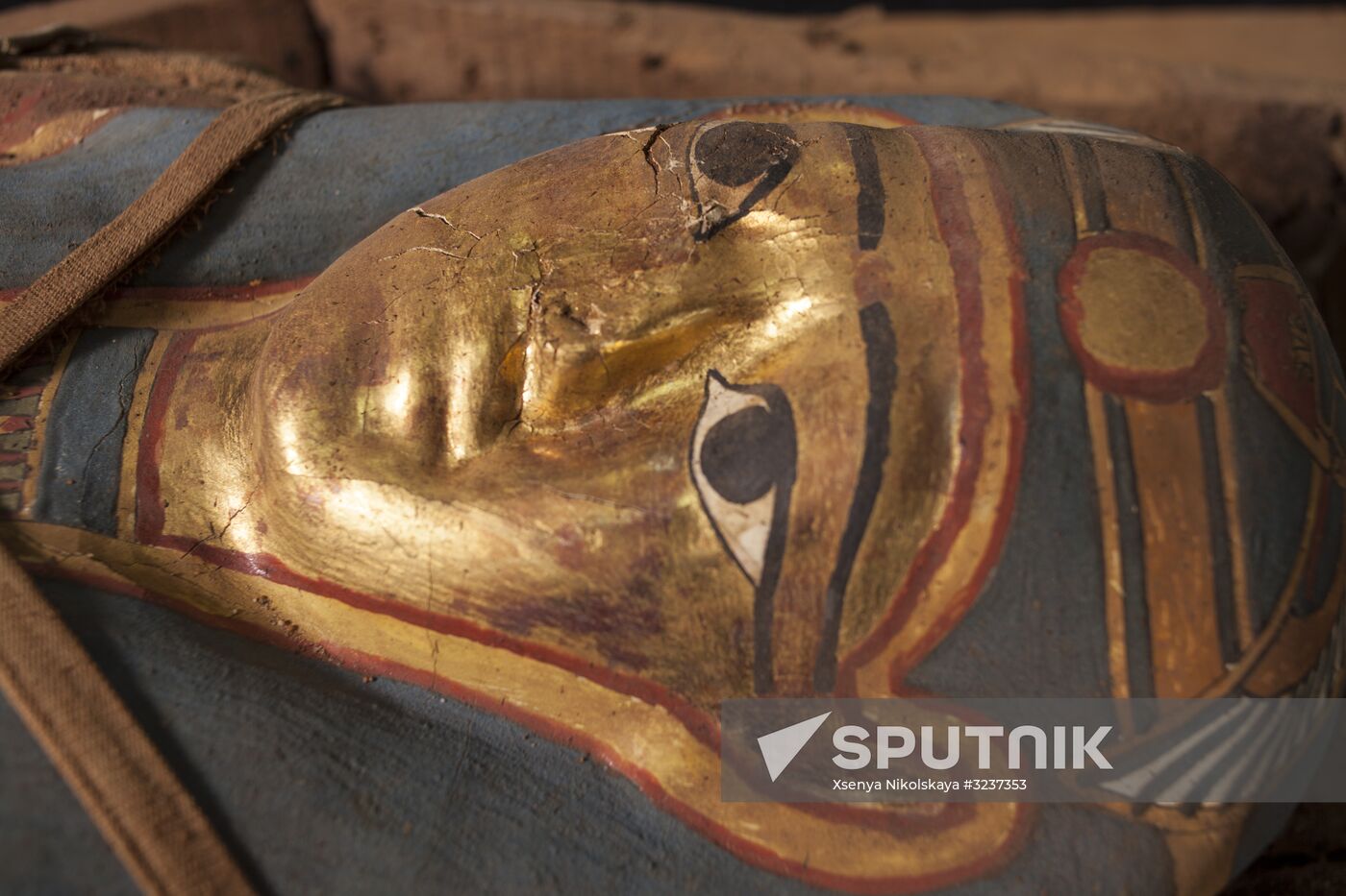 Expedition of Center of Egyptological Studies of Russian Academy of Sciences finds a mummy with golden mask in Fayum Oasis