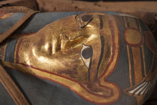 Expedition of Center of Egyptological Studies of Russian Academy of Sciences finds a mummy with golden mask in Fayum Oasis