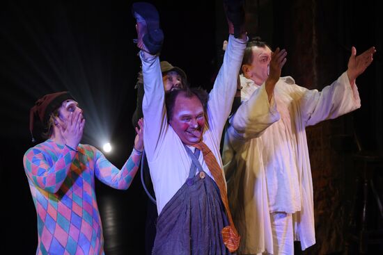 Sawdust and Tinsel show