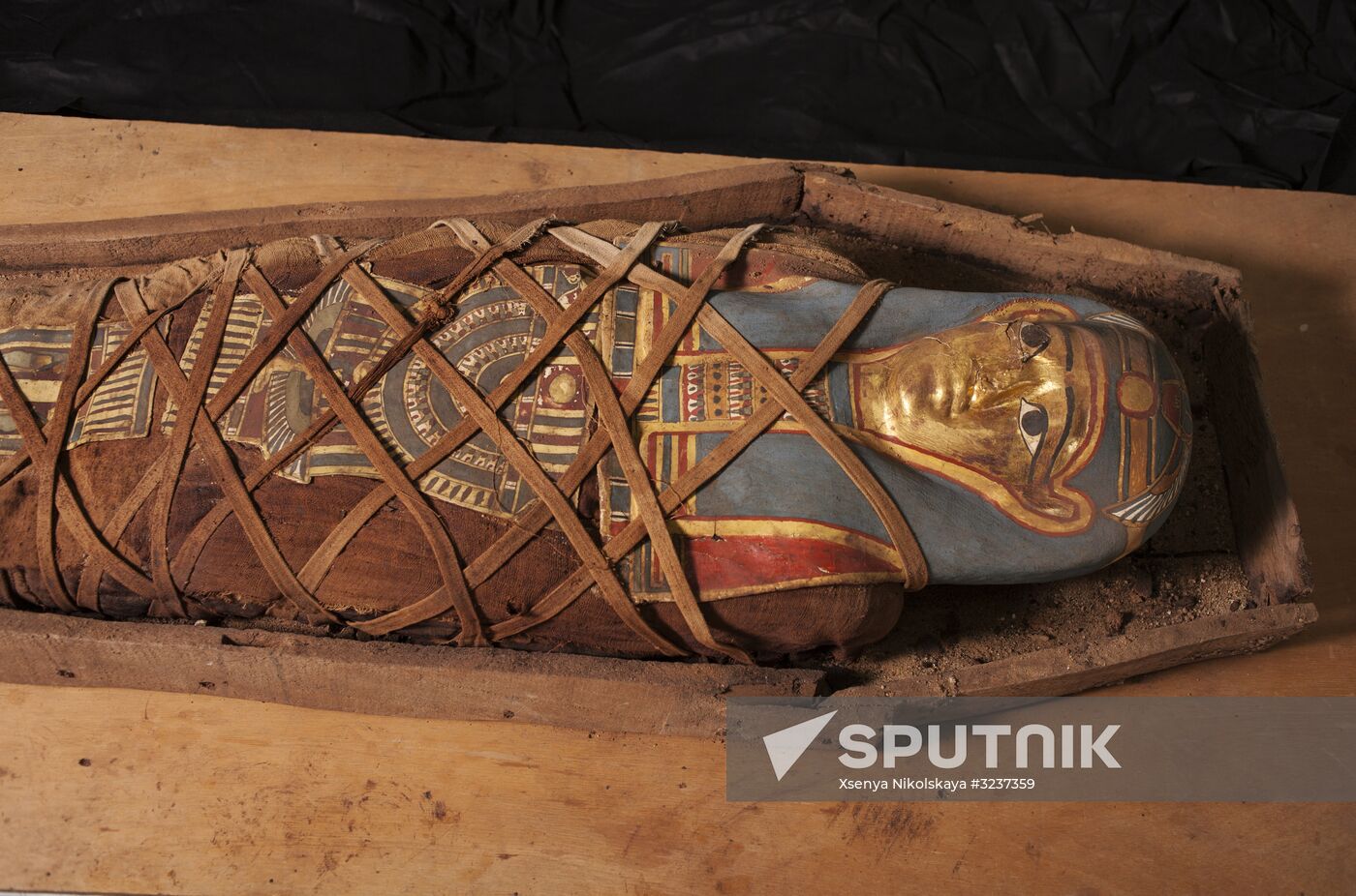 Expedition of Center of Egyptological Studies of Russian Academy of Sciences finds a mummy with golden mask in Fayum Oasis