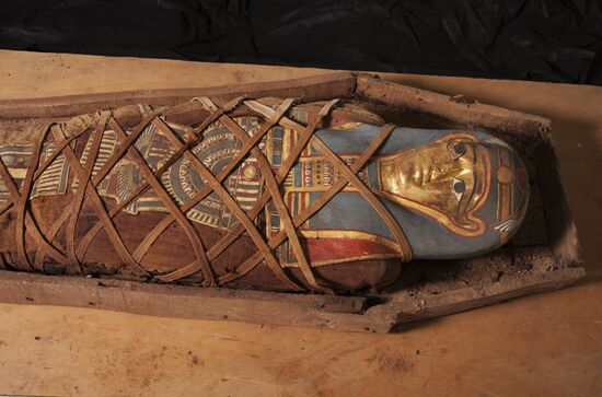 Expedition of Center of Egyptological Studies of Russian Academy of Sciences finds a mummy with golden mask in Fayum Oasis