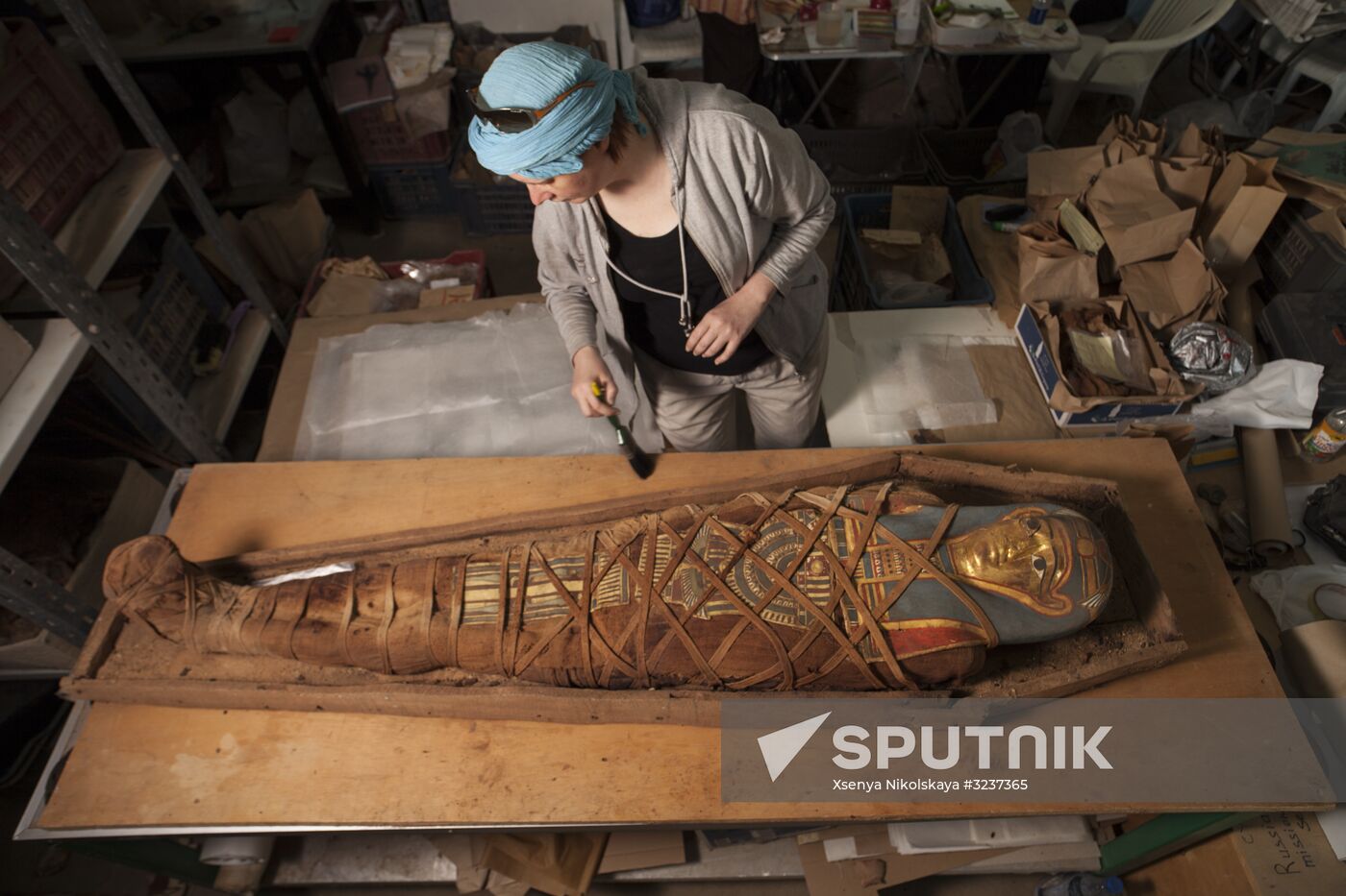 Expedition of Center of Egyptological Studies of Russian Academy of Sciences finds a mummy with golden mask in Fayum Oasis