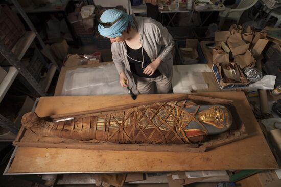 Expedition of Center of Egyptological Studies of Russian Academy of Sciences finds a mummy with golden mask in Fayum Oasis