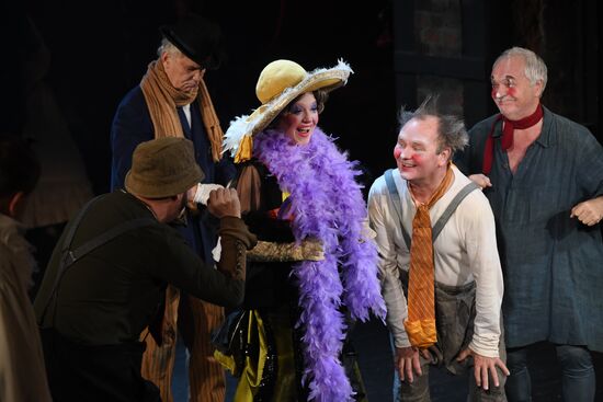 Sawdust and Tinsel show