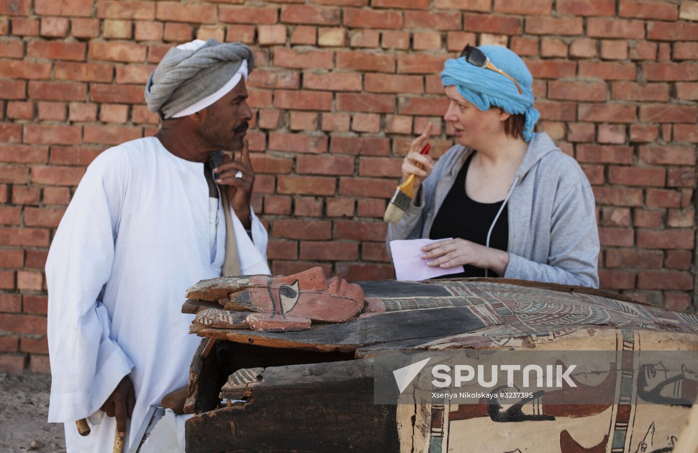 Expedition of Center of Egyptological Studies of Russian Academy of Sciences finds a mummy with golden mask in Fayum Oasis