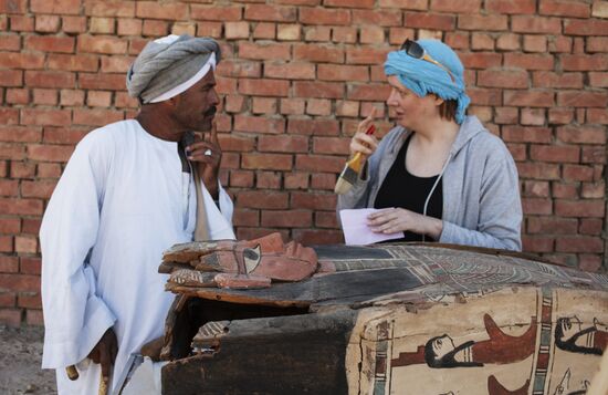 Expedition of Center of Egyptological Studies of Russian Academy of Sciences finds a mummy with golden mask in Fayum Oasis
