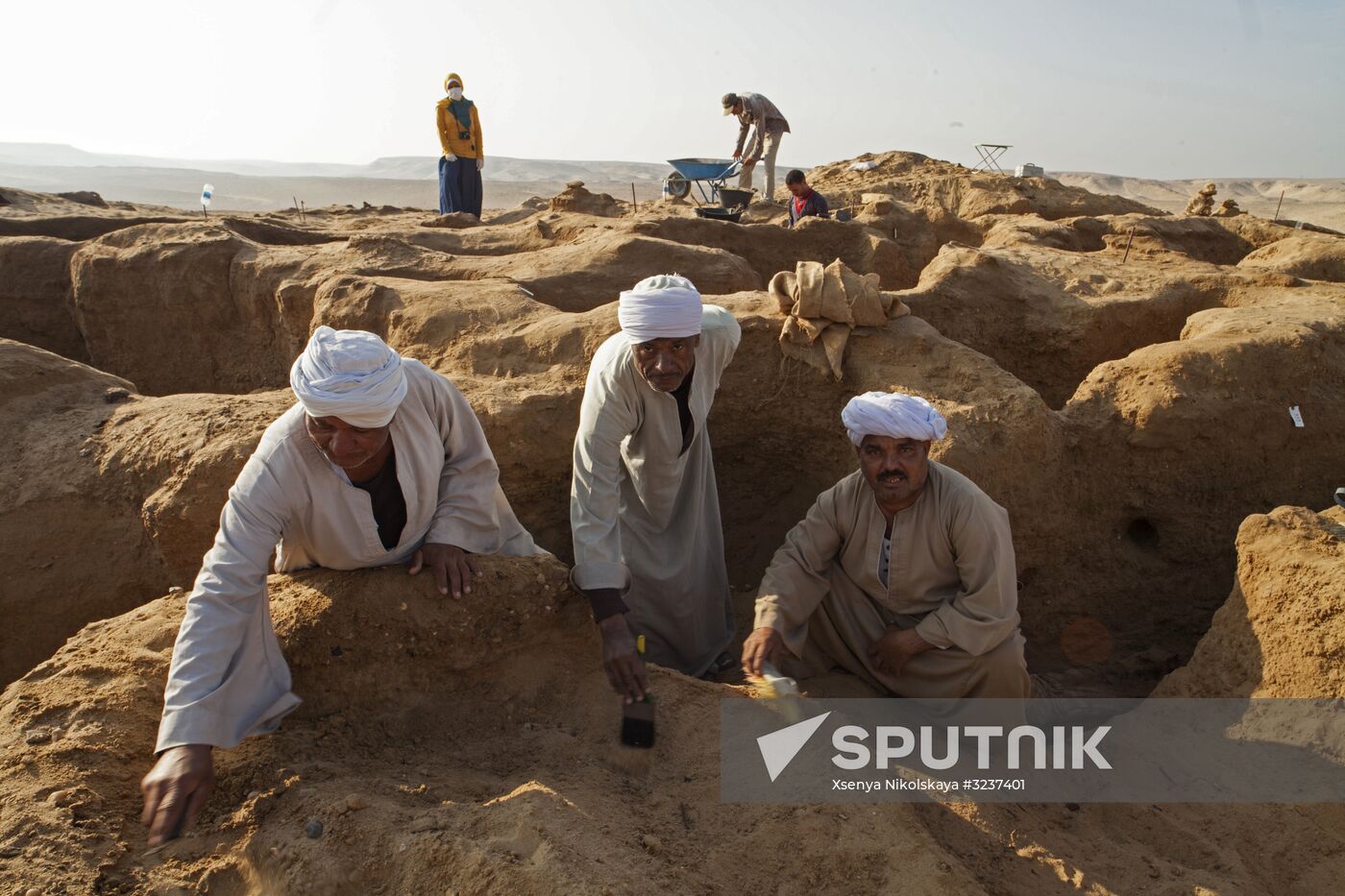 Expedition of Center of Egyptological Studies of Russian Academy of Sciences finds a mummy with golden mask in Fayum Oasis