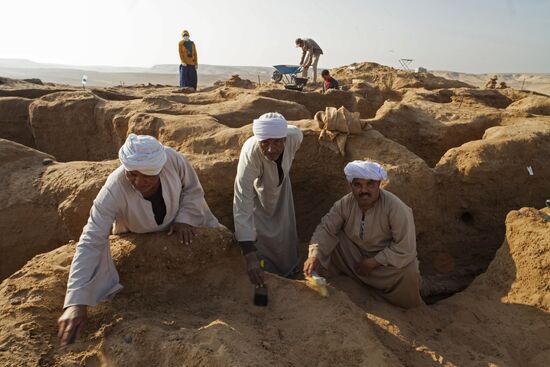 Expedition of Center of Egyptological Studies of Russian Academy of Sciences finds a mummy with golden mask in Fayum Oasis