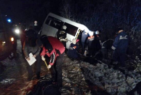 Log truck and minibus collide in Mari El
