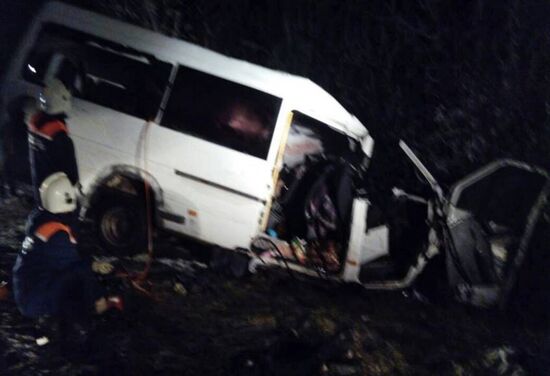 Log truck and minibus collide in Mari El