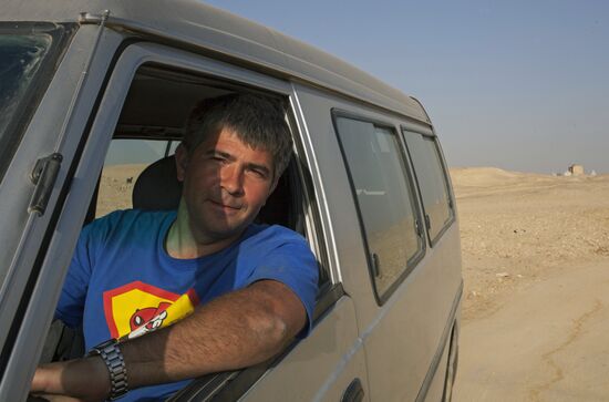 Expedition of Center of Egyptological Studies of Russian Academy of Sciences finds a mummy with golden mask in Fayum Oasis