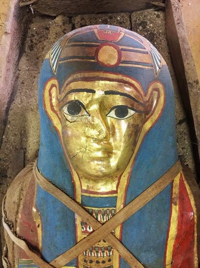 Expedition of Center of Egyptological Studies of Russian Academy of Sciences finds a mummy with golden mask in Fayum Oasis