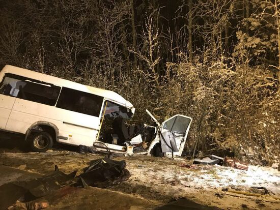 Minibus collides with timber truck in Mari El