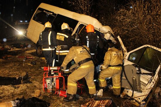 Minibus collides with timber truck in Mari El