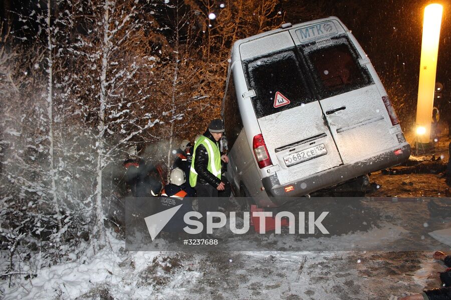 Minibus collides with timber truck in Mari El
