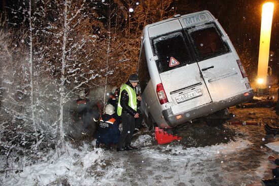 Minibus collides with timber truck in Mari El