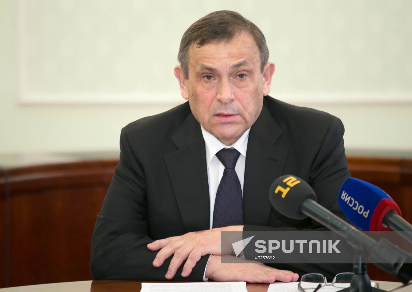 Minibus collides with timber truck in Mari El