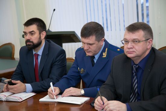 Minibus collides with timber truck in Mari El