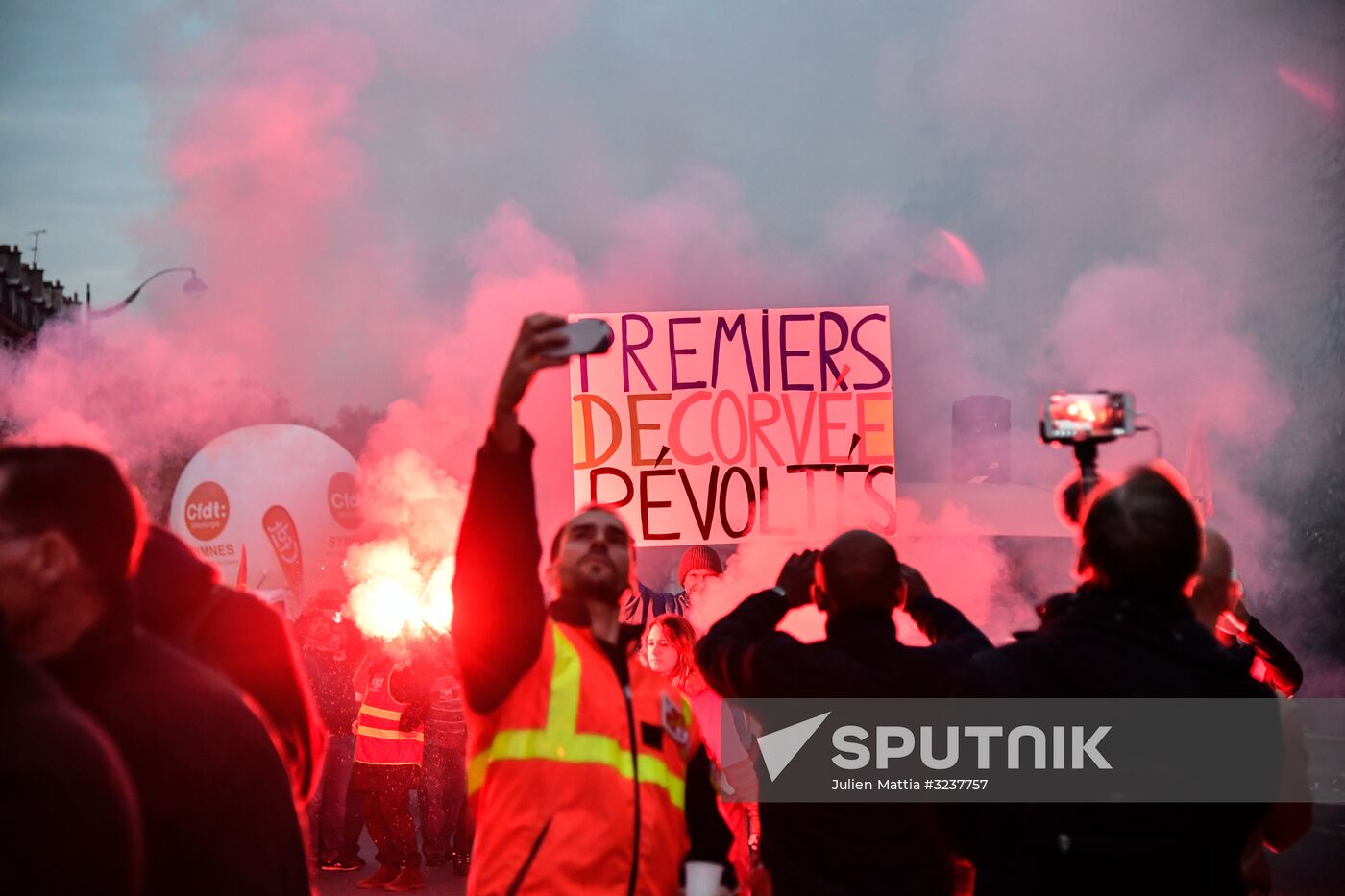Rally in Paris against Macron's policies