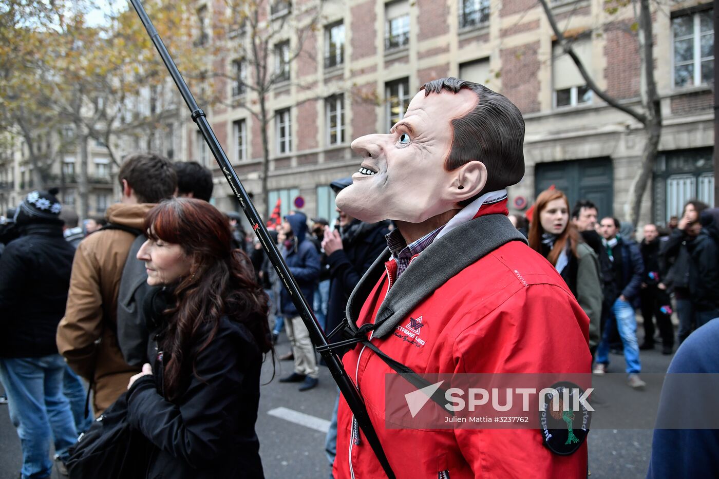 Rally in Paris against Macron's policies