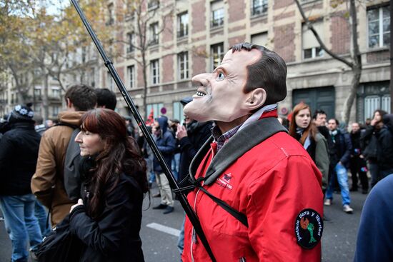 Rally in Paris against Macron's policies