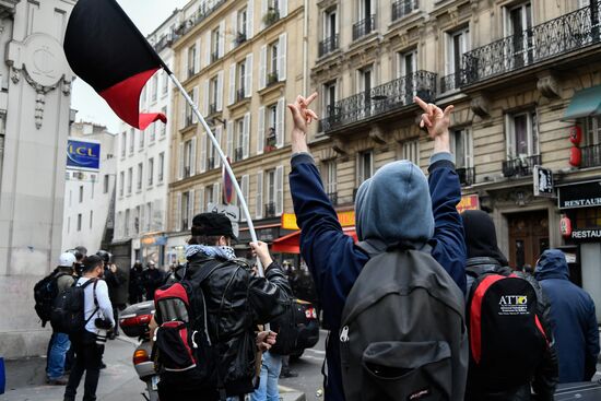 Rally in Paris against Macron's policies