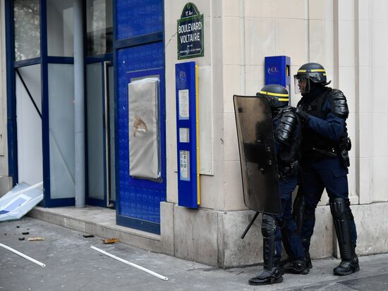 Rally in Paris against Macron's policies