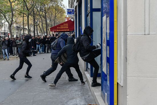 Rally in Paris against Macron's policies