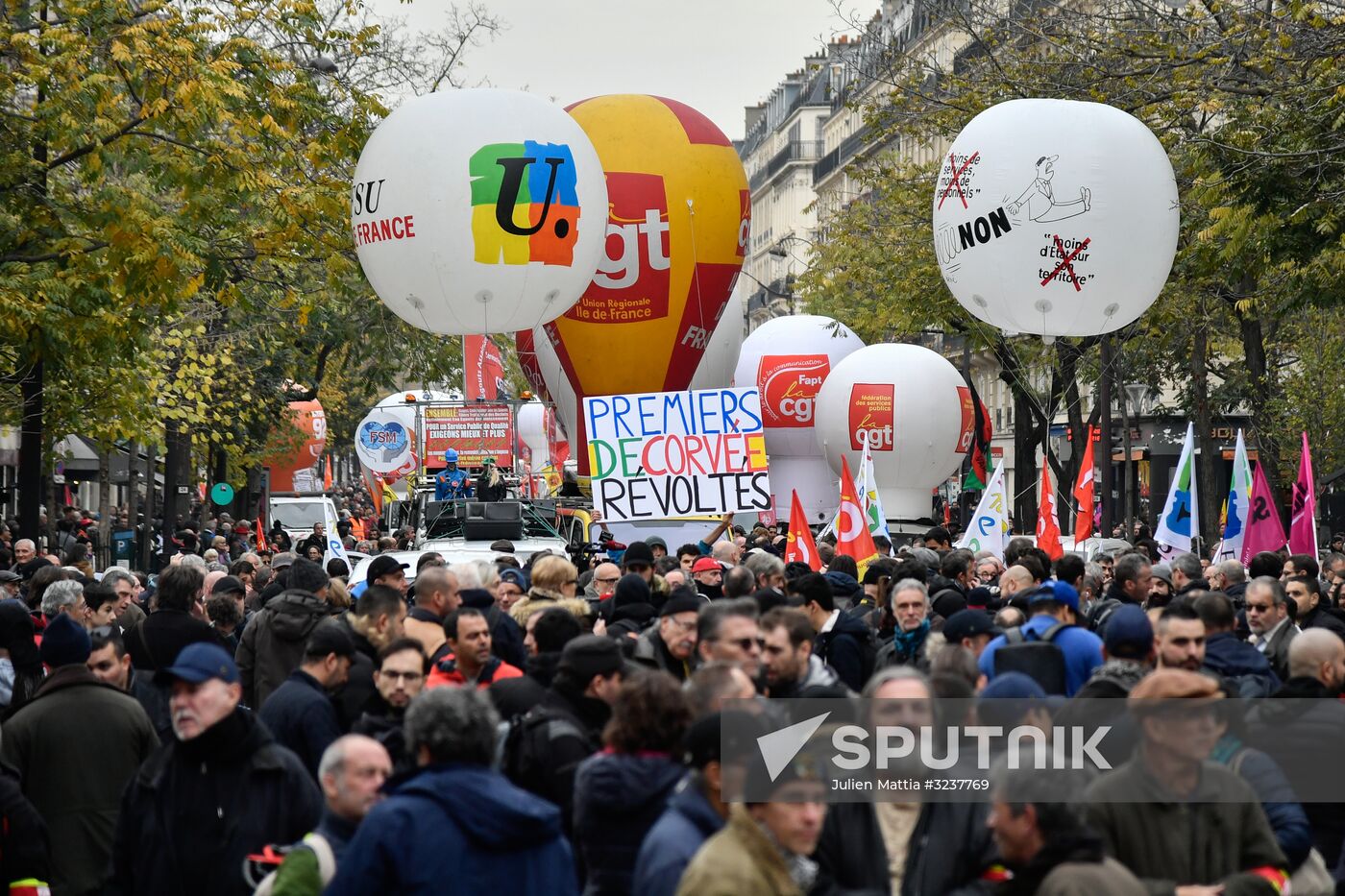 Rally in Paris against Macron's policies