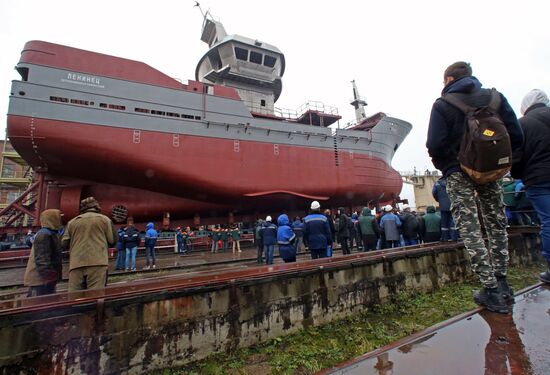 Launching Leninets trawler in Kaliningrad