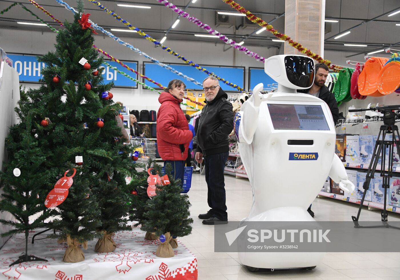 Consultant robots in Lenta supermarkets