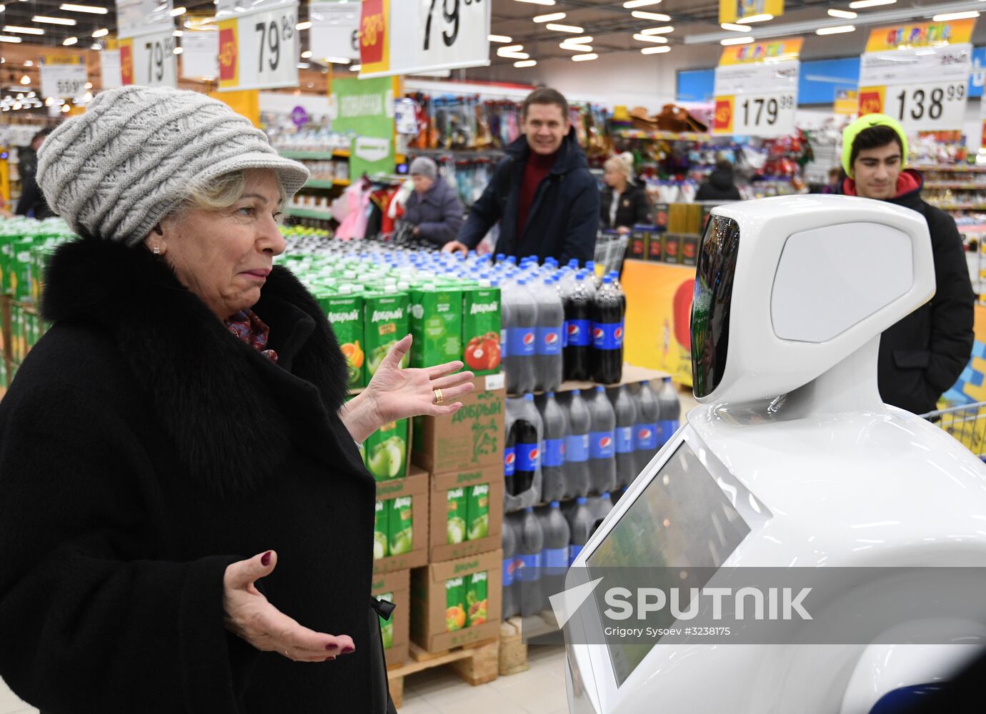 Consultant robots in Lenta supermarkets