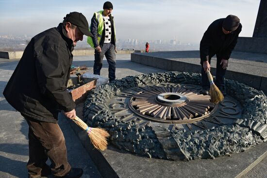 Concrete poured over Eternal Flame again in Kiev