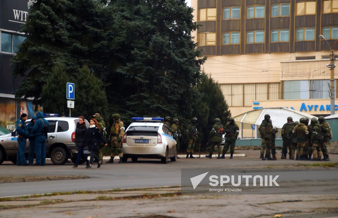 Central Lugansk cordoned off by armed people and armored vehicles
