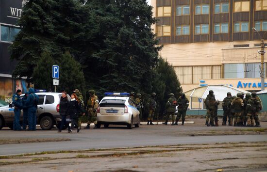 Central Lugansk cordoned off by armed people and armored vehicles