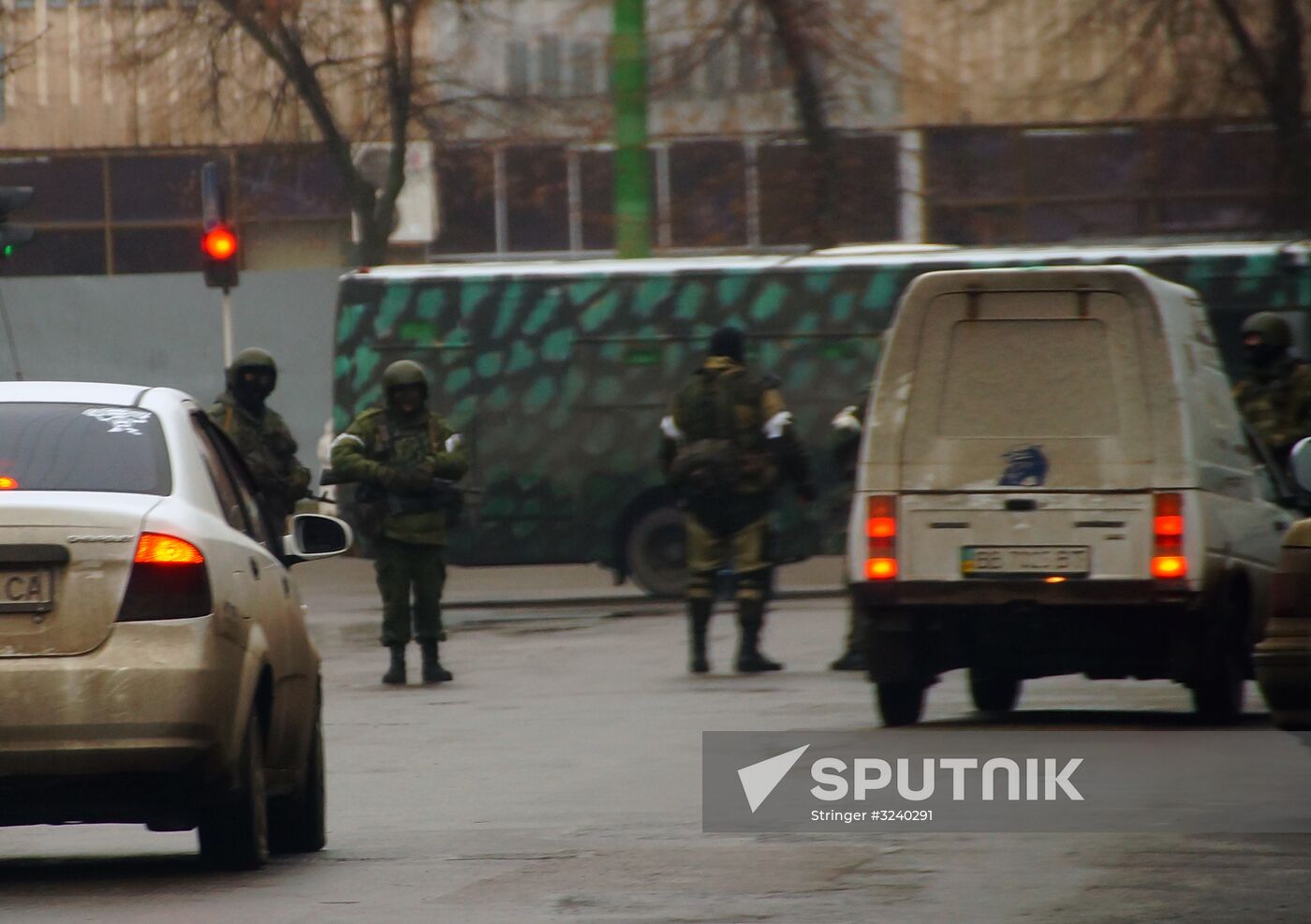 Central Lugansk cordoned off by armed people and armored vehicles