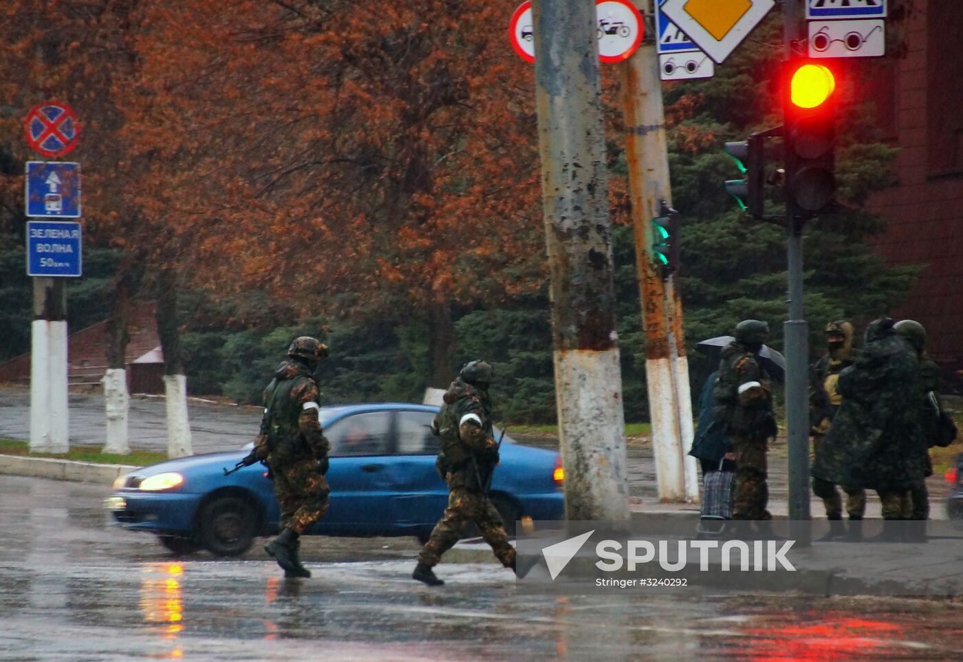 Central Lugansk cordoned off by armed people and armored vehicles