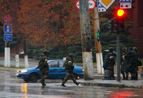 Central Lugansk cordoned off by armed people and armored vehicles