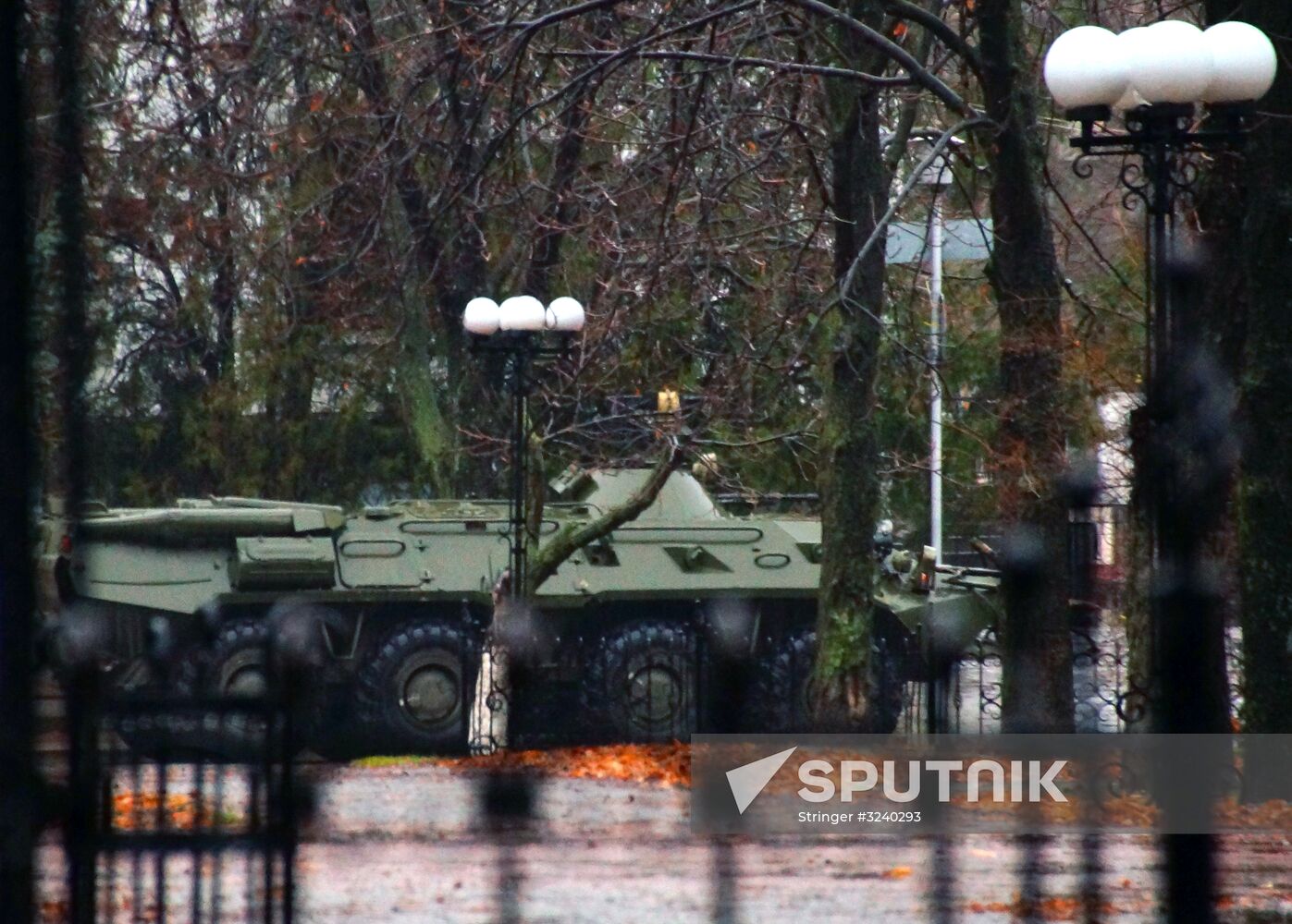 Central Lugansk cordoned off by armed people and armored vehicles