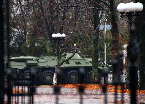 Central Lugansk cordoned off by armed people and armored vehicles