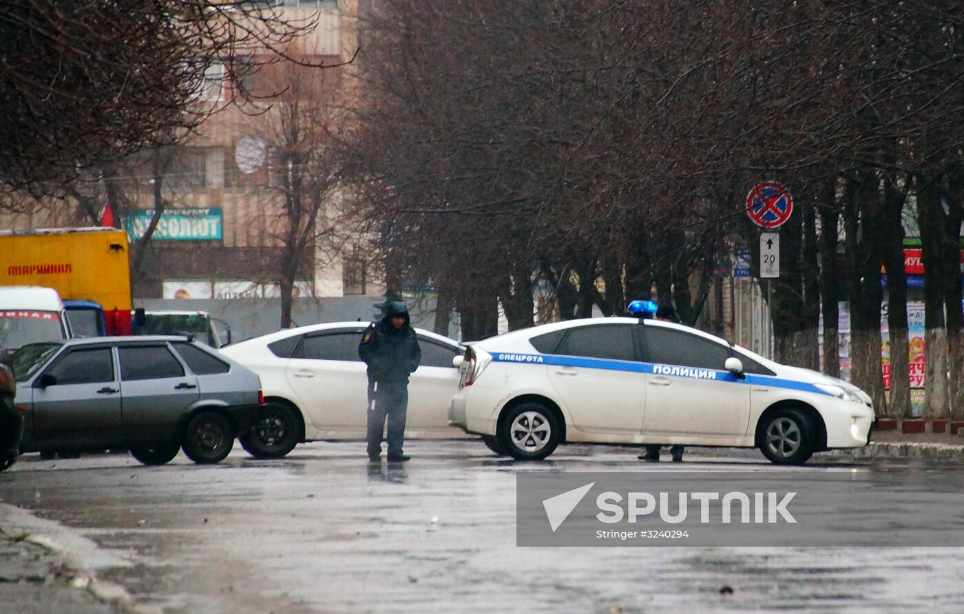 Central Lugansk cordoned off by armed people and armored vehicles