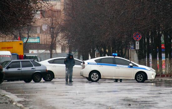 Central Lugansk cordoned off by armed people and armored vehicles