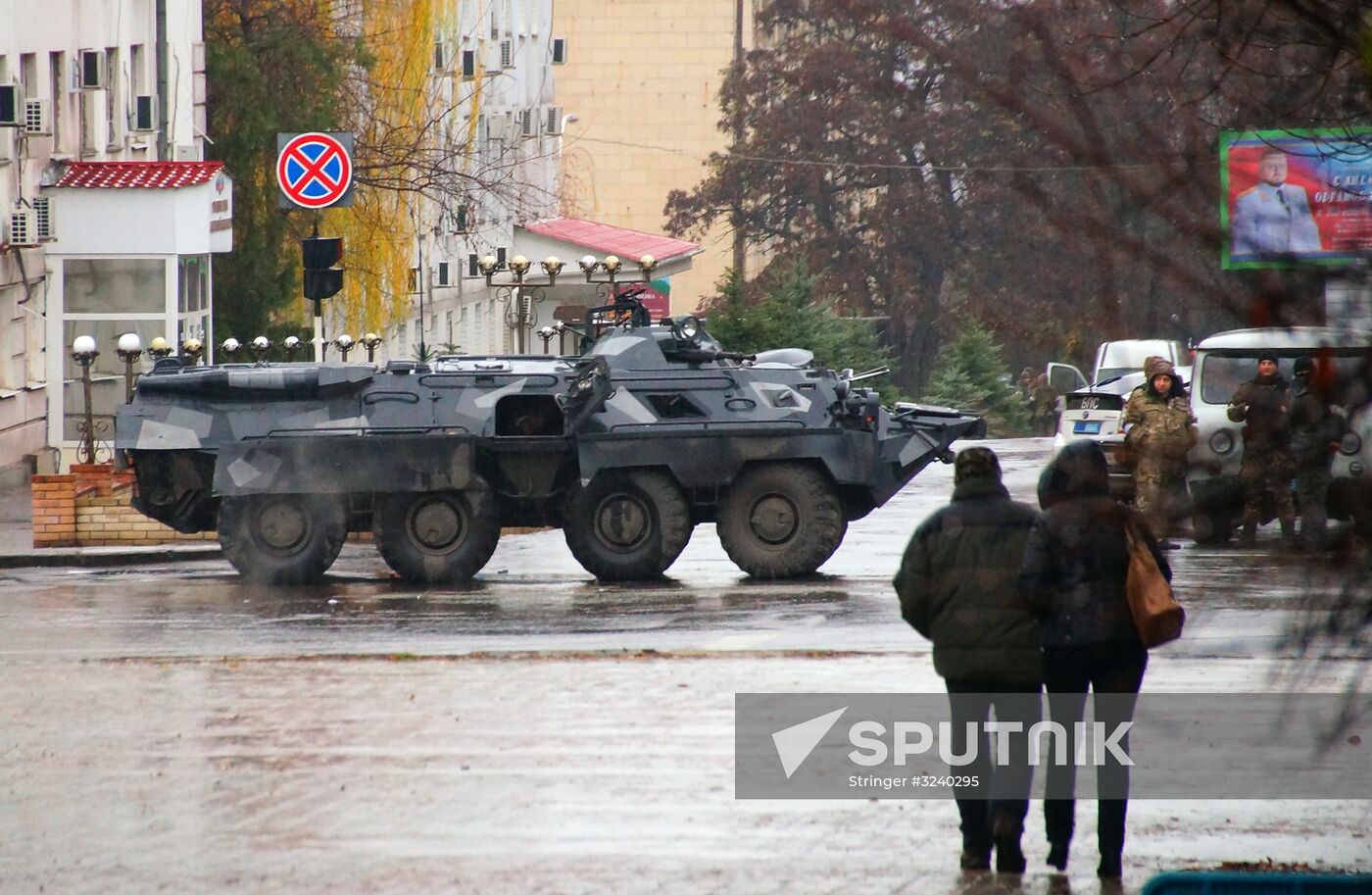 Central Lugansk cordoned off by armed people and armored vehicles