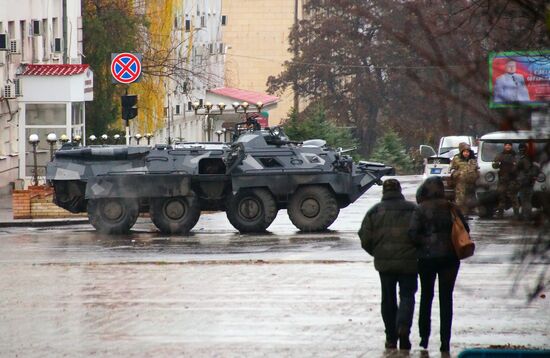 Central Lugansk cordoned off by armed people and armored vehicles