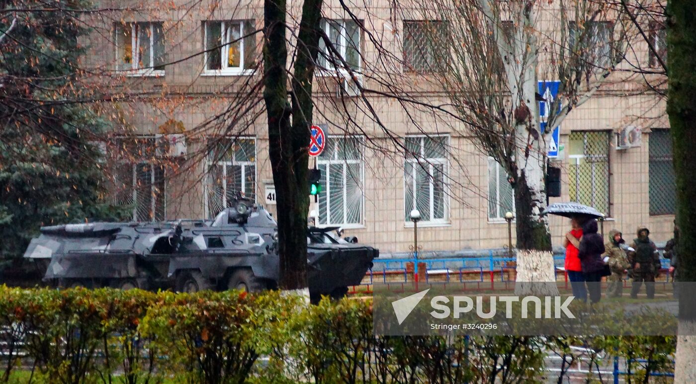 Central Lugansk cordoned off by armed people and armored vehicles