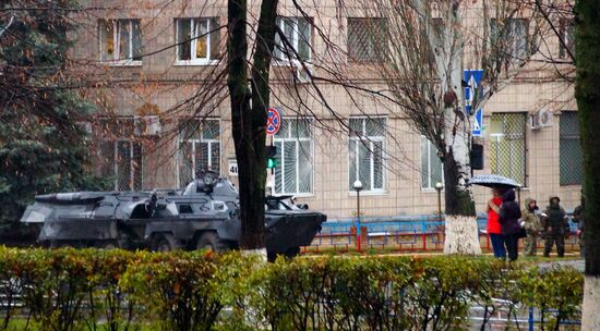 Central Lugansk cordoned off by armed people and armored vehicles