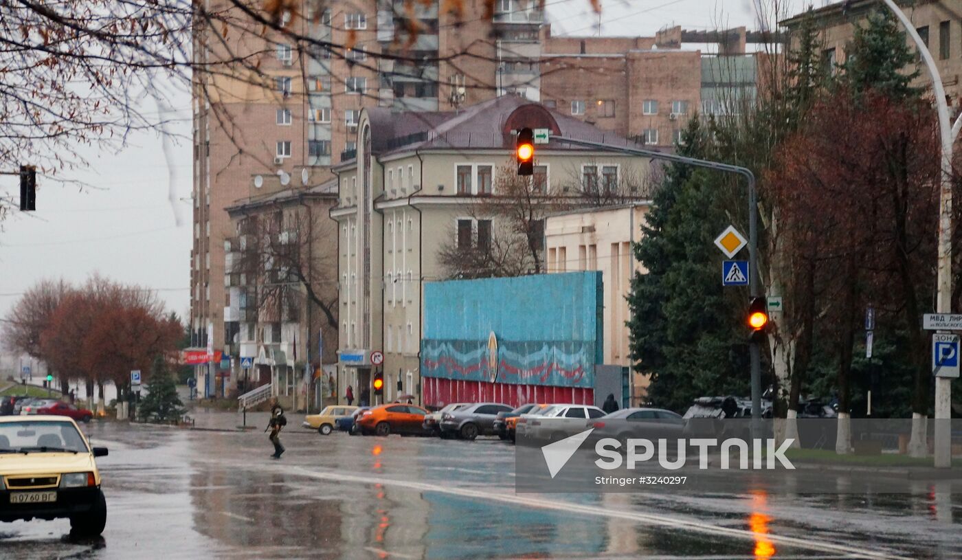 Central Lugansk cordoned off by armed people and armored vehicles