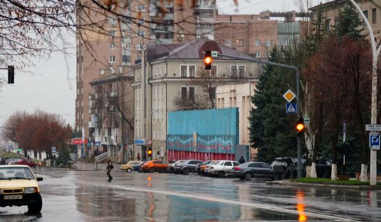 Central Lugansk cordoned off by armed people and armored vehicles